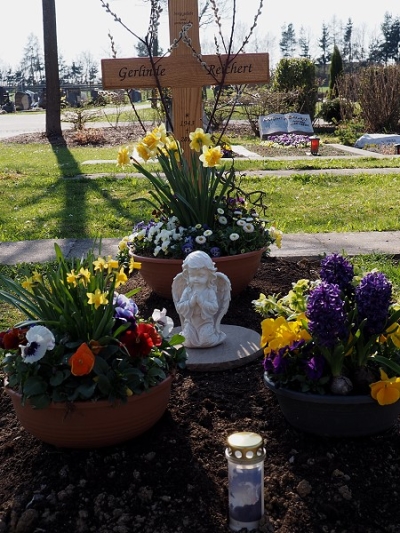 Im Frühling 2015 nach Entfernung der verwelkten Kränze.