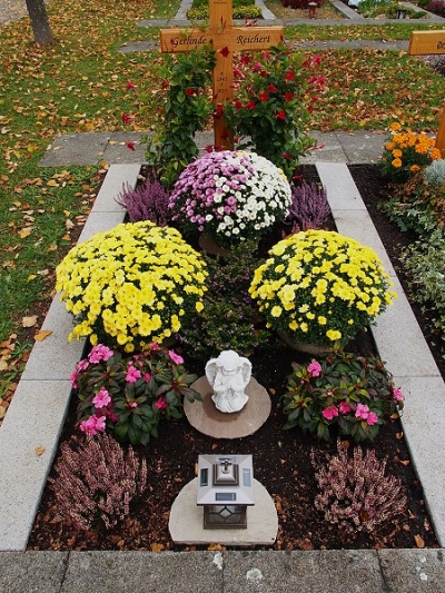 Die Ruhestätte meiner Frau mit Chrysanthemenbüschen in verschiedenen Farben.
