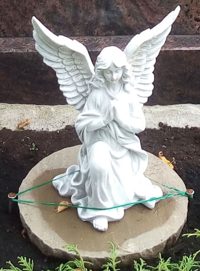 2019 hat meine Frau einen neuen Engel bekommen, der auf sie aufpasst.