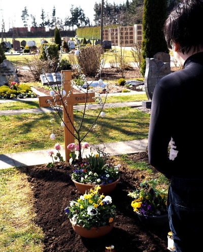 Alexander Reichert Ostern 2015 am Grab seiner Mutter.